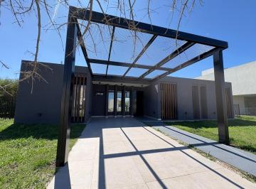 Casa · 240m² · 5 Ambientes · 2 Cocheras · Casa en Venta Haras Santa Maria