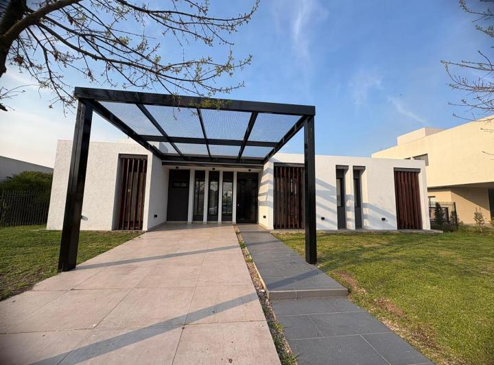 Casa · 240m² · 5 Ambientes · 2 Cocheras