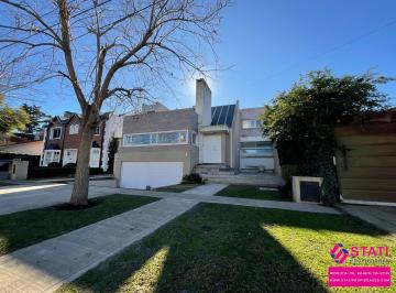 Casa · 450m² · 5 Ambientes · 1 Cochera · Importante Chalet de 5 Amb en Barrio Caisamar