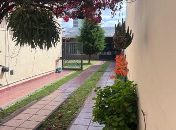 Casa de 5 ambientes, Lomas de Zamora · Muy Linda Casa, a Pasos de Todo - Apta Credito