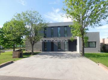 Casa · 300m² · 7 Ambientes · 2 Cocheras · Casa en Venta en El Nacional, General Rodríguez