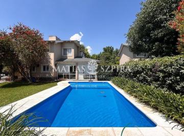 Casa · 225m² · 6 Ambientes · 2 Cocheras · Casa en Venta en Casco de Moreno