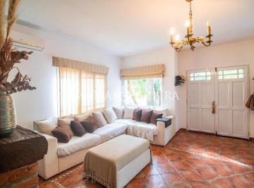 Casa · 225m² · 6 Ambientes · 2 Cocheras · Casa en Venta en Casco de Moreno