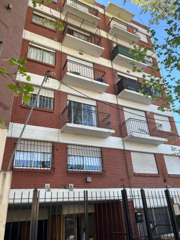 Departamento 3 ambientes, con Cochera, balcón al frente, muy luminoso