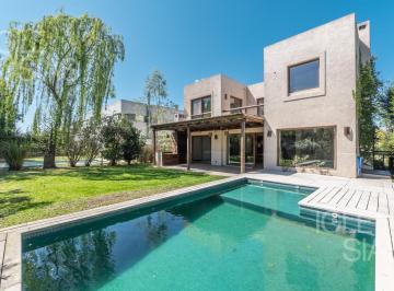 Casa · 204m² · 5 Ambientes · 1 Cochera · Casa en Venta en Sauces, Nordelta!