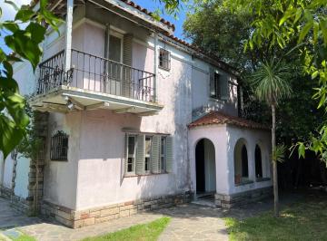 Casa · 5 Ambientes · 1 Cochera · Casa Antigua de 3 Dorm. en Excelente Ubicacion! Acepta Permuta!