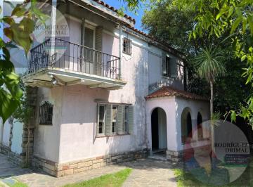 Casa · 5 Ambientes · 1 Cochera · Casa Antigua de 3 Dorm. en Excelente Ubicacion! Acepta Permuta!