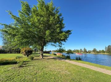 Terreno · 1539m² · Venta: Terreno en Puerto Roldan Sobre El Lago y La Av Principal con 1500 m². Roldan