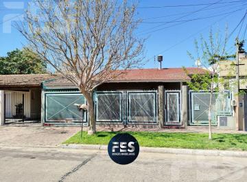 Casa · 138m² · 5 Ambientes · 1 Cochera · Venta de Casa en Castelar