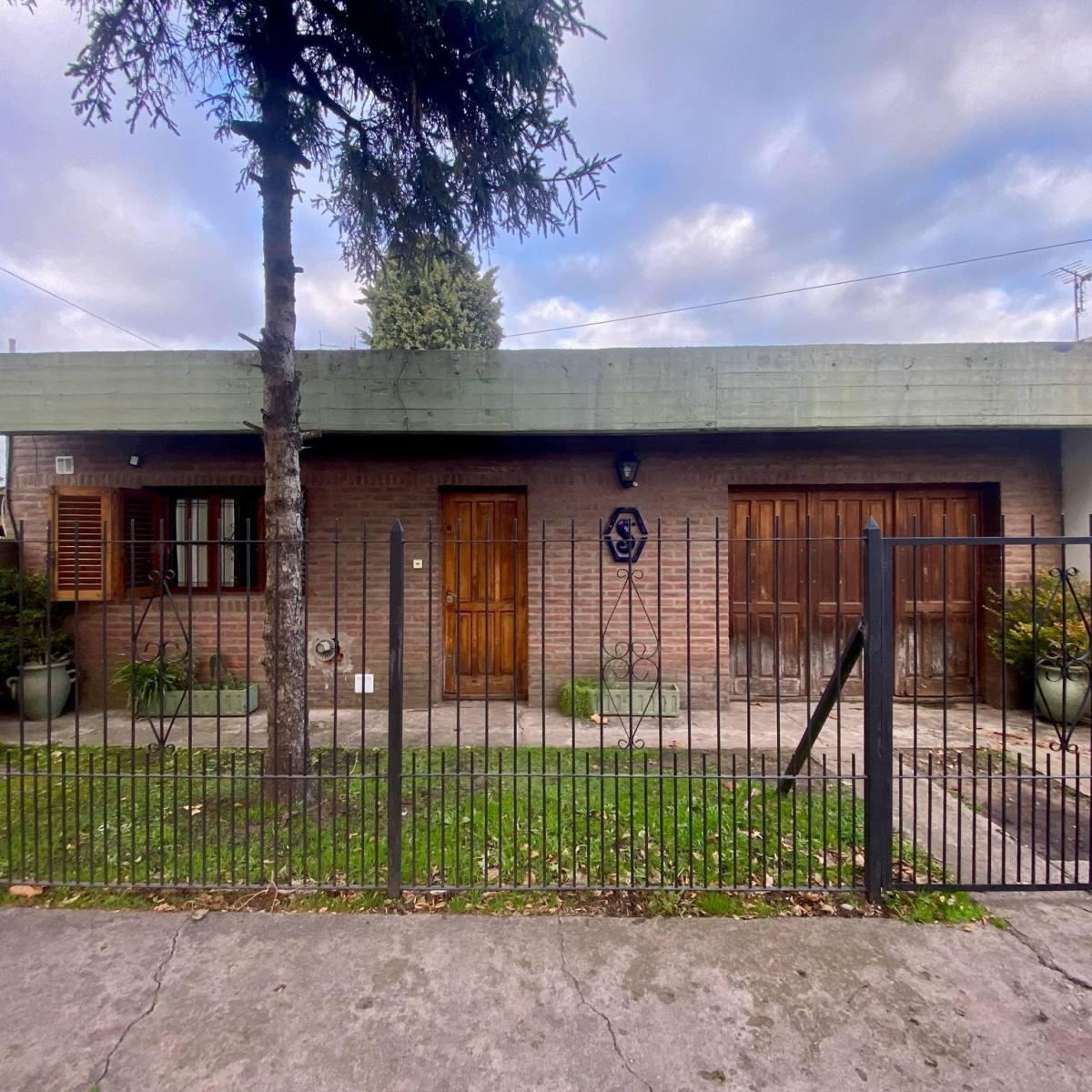 Casa con taller y depósito, 150m² en 9 de Julio, parque y cochera