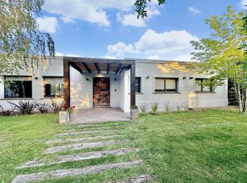 Casa · 245m² · 5 Ambientes · 2 Cocheras · Casa en Una Planta con 3 Dorm. y Sala de Escritorio Independiente.