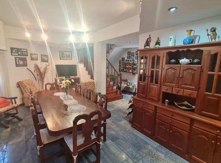 Casa · 120m² · 5 Ambientes · 4 Cocheras