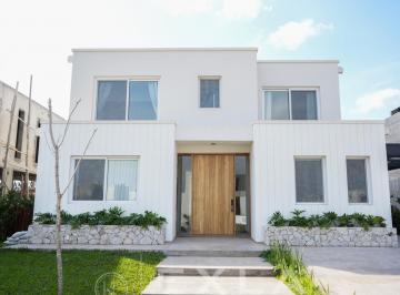 Casa · 310m² · 5 Ambientes · Casa en Venta en Carpinchos, Nordelta, Tigre