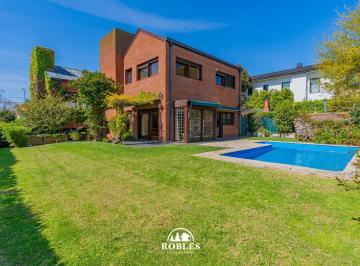 Casa · 300m² · 5 Ambientes · Importante Chalet, en El Exclusivo Barrio Los Troncos.