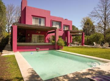Casa · 230m² · 6 Ambientes · 4 Cocheras · Casa con 4 Dorm. - Los Tacos