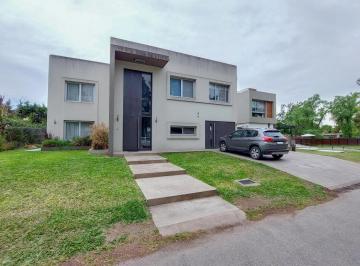 Casa · 179m² · 4 Ambientes · 2 Cocheras · Nuevo Valor - Casa en Venta - Barrio Cerrado Altos del Sol