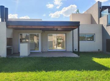 Casa · 70m² · 3 Ambientes · 2 Cocheras · Casa en Tierra de Sueños 2