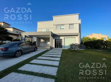Casa · 700m² · 4 Ambientes · 2 Cocheras · Importante Propiedad de Diseño Moderno a La Venta en Barrio La Horqueta, Canning