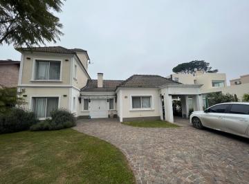 Casa · 200m² · 6 Ambientes · 1 Cochera · En Venta | Excelente Propiedad en Barrio Cerrado "El Casco de Moreno" | con Pileta |