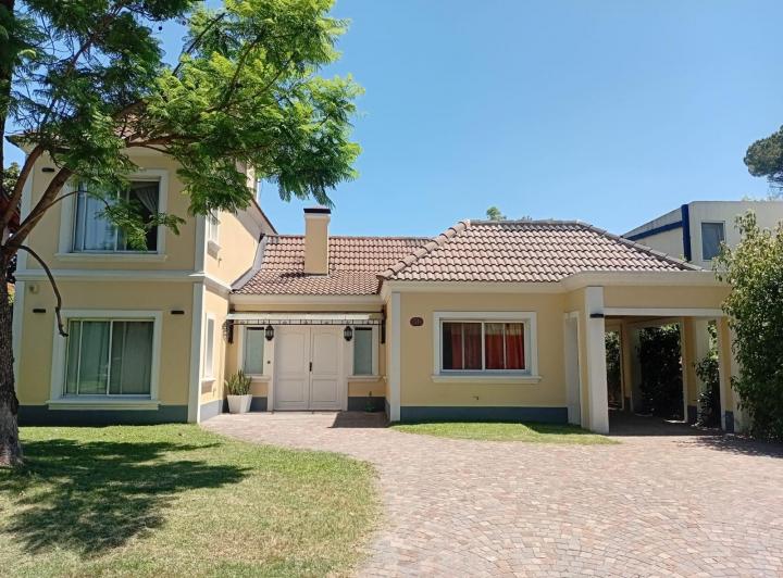 Casa · 200m² · 6 Ambientes · 1 Cochera