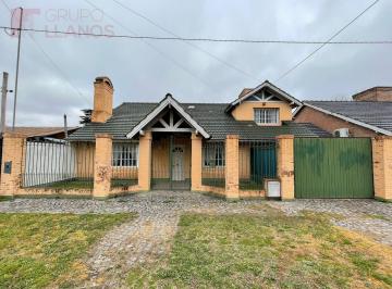 Casa · 180m² · 5 Ambientes · 1 Cochera · Venta de Casa de 5 Ambientes en Barrio Sarmiento, Luján, con Garaje y Pileta.