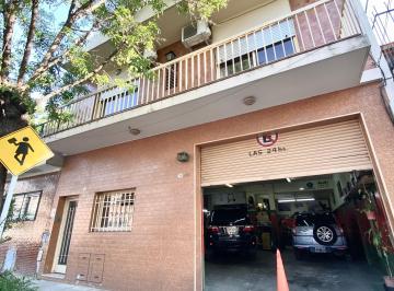 Casa de 4 ambientes, La Paternal · Casa con Local en Lote Propio.