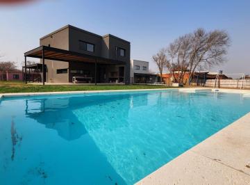 Casa · 220m² · 5 Ambientes · 4 Cocheras · Casa en Venta Sobre Lote Interno del Barrio San Matias, Escobar