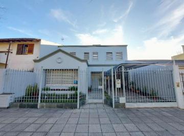 Casa de 4 ambientes, Lomas de Zamora · Chalet con Pileta y Fondo Libre - Banfield.