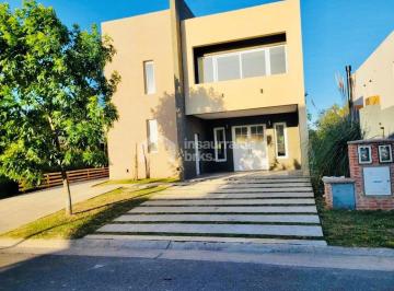Casa · 160m² · 4 Ambientes · Casa en Alquiler en Tigre, Barrio Nautico Vila Marina 1 con Piscina y Vista Al Rio!