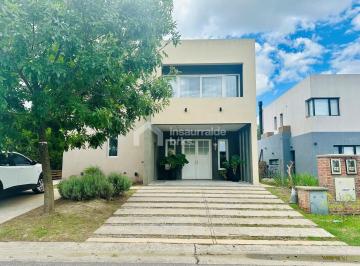 Casa · 160m² · 4 Ambientes · Casa en Alquiler en Tigre, Barrio Nautico Vila Marina 1 con Piscina y Vista Al Rio!