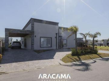 Casa · 210m² · 4 Ambientes · 2 Cocheras · Casa en Venta en Lagos de Canning - Canning
