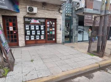 Local comercial · 65m² · 1 Ambiente · En Caseros Sobre Tata a m de Av San Martin Uno o Dos Locales Zona. 1 de m 61 m² Otro D