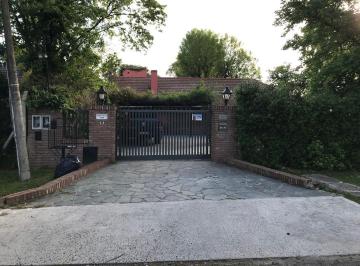 Casa · 220m² · 6 Ambientes · 5 Cocheras · En Venta Casa con Pileta Lote de 1470 m² Bº Bello Horizonte