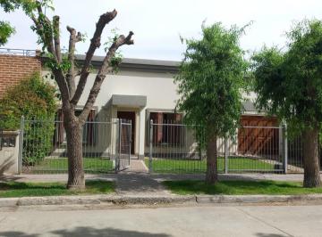 Casa · 166m² · 4 Ambientes · 2 Cocheras · Casa en Venta 3 Dorm. General Roca, Río Negro