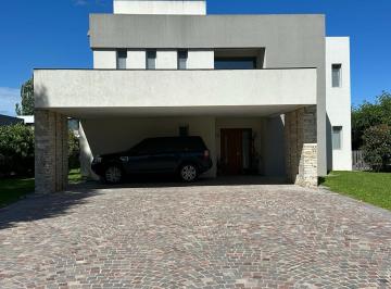 Casa · 220m² · 6 Ambientes · Casa en Los Naranjos