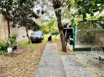 Casa · 4 Ambientes · 3 Cocheras · Casa Sobre Gran Lote en Monte Grande