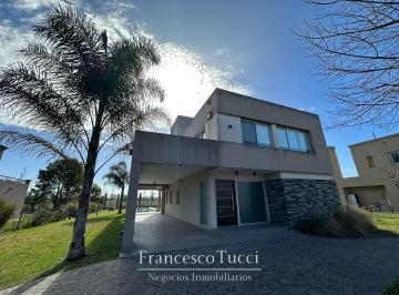 Casa · 240m² · 4 Ambientes · 2 Cocheras · Casa en Venta 4 Ambientes en Terravista General Rodriguez