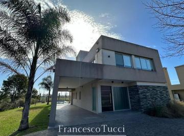 Casa · 240m² · 4 Ambientes · 2 Cocheras · Casa en Venta 4 Ambientes en Terravista General Rodriguez