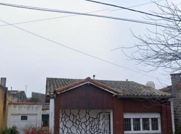 Casa · 120m² · 3 Ambientes · Chalet en Venta. Luro 7900
