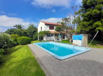 Casa · 230m² · 6 Ambientes · Gran Chalet en Venta. Garcia Lorca 1700