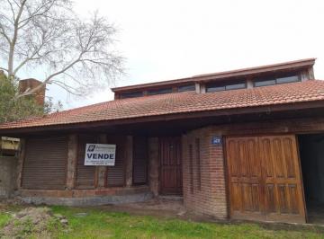 Casa · 220m² · 4 Ambientes · 2 Cocheras · Chalet en Venta. Estrada Al 7200. a Terminar