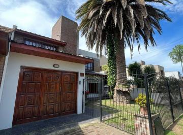 Casa · 250m² · 5 Ambientes · 1 Cochera · Chalet 5 Amb con Piscina Climatizada en Z/constitucion