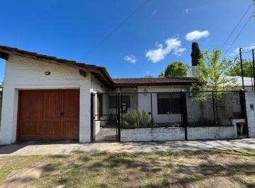 Casa · 110m² · 4 Ambientes · 2 Cocheras · Casa en Venta con 3 Dorm.. Apta Crédito!