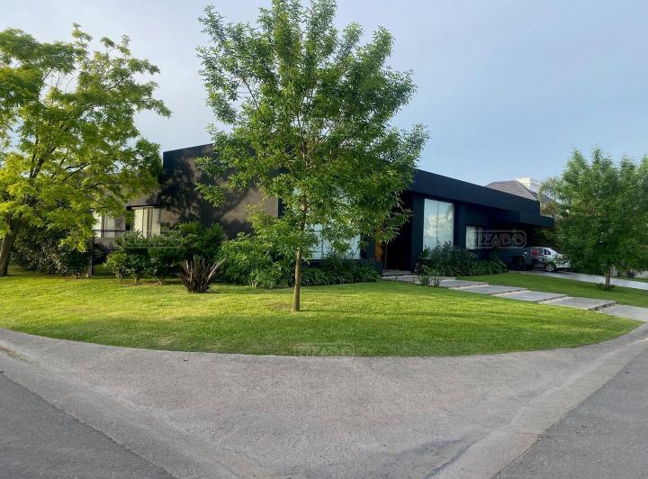 Casa · 350m² · 6 Ambientes · 2 Cocheras