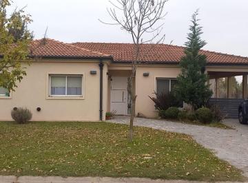 Casa · 130m² · 4 Ambientes · 3 Cocheras · Casa en Santa Juana
