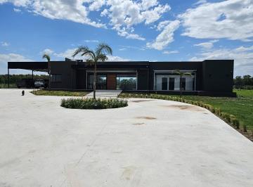 Quinta vacacional · 10000m² · 4 Ambientes · 4 Cocheras · Chacra de 1 Ha con Casa y Pileta en Altamira