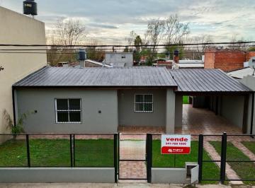Casa · 67m² · 4 Ambientes · 1 Cochera · Oportunidad! Hermosa Propiedad 2 Dorm. y Piscina en Funes!