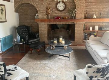 Casa de 9 ambientes, Córdoba · Las Delicias - Amoblada - Suite + 3 Dorm. - Quincho Cerrado - Pileta