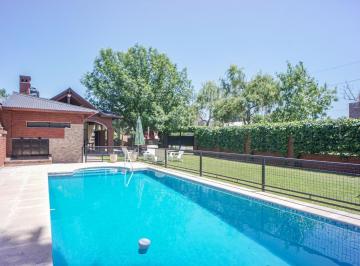 Casa · 503m² · 9 Ambientes · 2 Cocheras · Venta Funes Casa 2 Dorm. Pileta Acceso Desde Autopista Excelente Orientación
