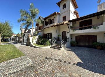 Casa de 5 ambientes, Lomas de Zamora · Propiedad de Categoría con Piscina! Toma Depto en Parte de Pago